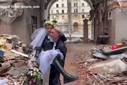 La guerra non ferma l'amore: il matrimonio nella metropolitana di Kharkiv