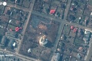 Dal satellite immagini sulla fossa comune a Bucha