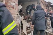 Bombardamenti nel Donetsk, soccorritori al lavoro tra le macerie