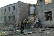 A Odessa i soccorritori spengono l'incendio dopo il bombardamento