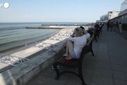 Ucraina, spiagge chiuse: a Odessa si fa il bagno tuffandosi dal molo