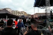 Fiorello show nel backstage dello spettacolo di D'Alessio in piazza del Plebiscito