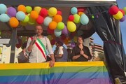 Pride, 3.000 in corteo a Pesaro con cartelli e bandiere arcobaleno