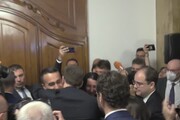 Baci e abbracci tra gli ex pentastellati e il ministro Di Maio
