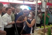Bagno di folla per Conte nel mercato di Ballaro' a Palermo