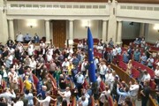 Ucraina, la bandiera europea portata nel parlamento di Kiev