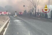 Nuovo incendio a Roma, l'intervento dei Vigili del fuoco negli autodemolitori