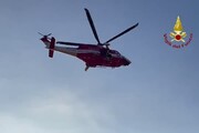 Cade da un costone sul mare, salvato dai Vigili del fuoco in elicottero