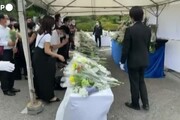 Shinzo Abe, Tokyo: i cittadini portano fiori al tempio di Zojoji