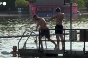 Caldo record in Gran Bretagna, londinesi fanno un tuffo nel lago di Hyde Park