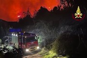 Incendio boschivo in Versilia, l'intervento dei Vigili del fuoco