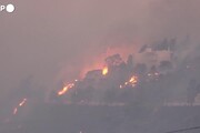 Grecia, l'incendio a nord di Atene raggiunge le abitazioni