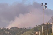 Incendio Versilia, l'elicottero dei vigili del fuoco in azione per spegnere le fiamme