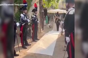 Carabinieri, picchetto d'onore per le nozze tra Elena e Claudia