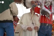 Capo nativi dona al papa copricapo indigeno canadese