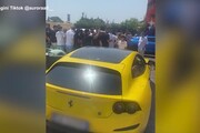 Morto a 300 km/h, funerale show con Ferrari e murales
