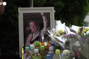 Shinzo Abe, cittadini portano fiori sul luogo dell'attentato