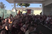 Wijnaldum arriva a Roma: bagno di folla a Ciampino