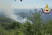 Incendio boschivo nel Monferrato, Canadair in azione