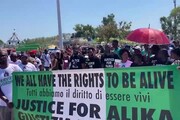 Corteo per Alika a Civitanova, slogan e canti per l'ambulante ucciso