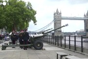 Regno Unito, il 'saluto' con i cannoni alla Tower of London in onore del nuovo re