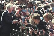 Re Carlo e il principe William incontrano la gente in fila per l'ultimo saluto alla regina