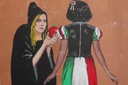 L'Italia diventa 'Biancaneve' e Meloni la 'strega' in un murales a Roma
