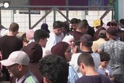 Centinaia di stranieri al valico di Rafah in attesa di lasciare la Striscia di Gaza