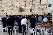 Israele, la preghiera al Muro del pianto di un israeliano per la famiglia rapita