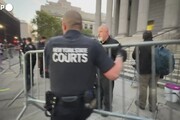 La situazione davanti al tribunale dove si apre il processo a New York