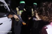 Israele, donna liberata da Hamas stringe la mano al miliziano e gli dice: 'Shalom'