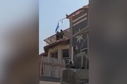 Gaza, soldati israeliani innalzano la bandiera su una casa nel nord della Striscia