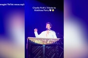 Charlie Puth canta la sigla di 'Friends', l'omaggio a Matthew Perry