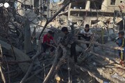 Gaza, mancano i combustibili: palestinesi cuociono il pane utilizzando carta e legna