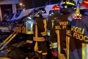 Bus precipitato a Mestre, pompieri al lavoro tra le lamiere