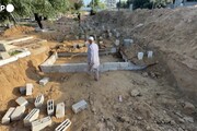 Gaza, scavate fosse comuni nel cimitero di Deir el-Balah