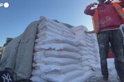 A Gaza l'Unrwa distribuisce farina a residenti e sfollati