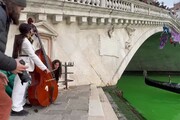 Blitz a Venezia, attivista suona il violoncello e canta 'My heart will go on'