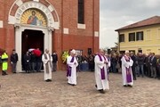 Funerali del poliziotto-eroe, in chiesa il ministro Piantedosi