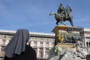 Milano, Due attivisti di Ultima Generazione imbrattano monumento di Vittorio Emanuele II