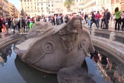 Blitz degli attivisti a Roma, al via i lavori di pulizia della Barcaccia