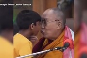Il Dalai Lama bacia un bambino e gli chiede: 'Succhiami la lingua'
