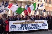 Equo compenso, il flash mob di Fratelli d'Italia davanti a Montecitorio