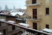 La neve ricopre le abitazioni ad Avezzano
