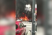 Incendio a Milano, le auto e gli scooter in fiamme