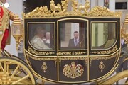 Re Carlo III e la regina consorte Camilla arrivano a Westminster