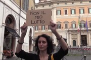 Berlusconi, la protesta di una cittadina a Montecitorio: 'Non il mio lutto'