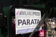 Milano Pride, il corteo parte tra gli applausi