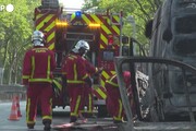 Auto distrutte e cassonetti in fiamme il giorno dopo gli scontri a Nanterre