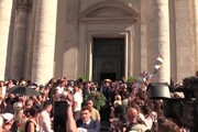 Michela Murgia, l'uscita del feretro dalla chiesa degli Artisti a Roma portato da Saviano